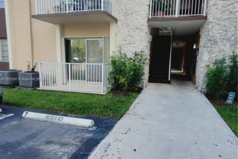 Condo in Miami, Florida, 1 bedroom  № 1954253 - photo 2