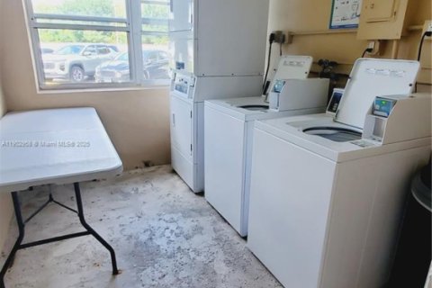 Condo in Miami, Florida, 1 bedroom  № 1954253 - photo 8