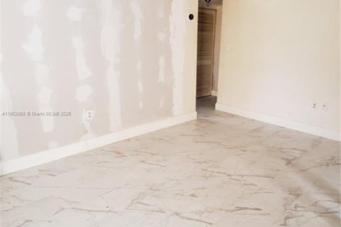 Condo in Miami, Florida, 1 bedroom  № 1954253 - photo 12