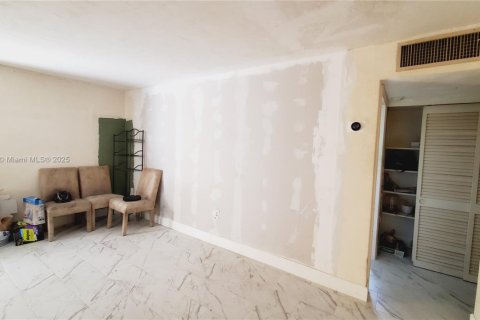 Condo in Miami, Florida, 1 bedroom  № 1954253 - photo 17