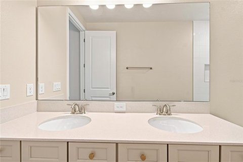 House in Apopka, Florida 5 bedrooms, 346.62 sq.m. № 2202556 - photo 17