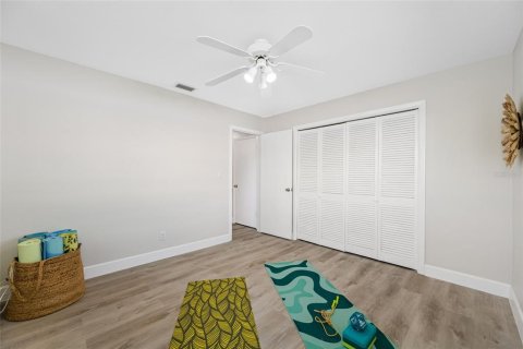 House in Seminole, Florida 3 bedrooms, 138.7 sq.m. № 1555951 - photo 20
