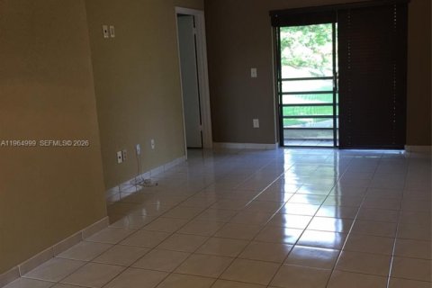 Condominio en alquiler en Miami, Florida, 2 dormitorios, 71.53 m2 № 2026354 - foto 2