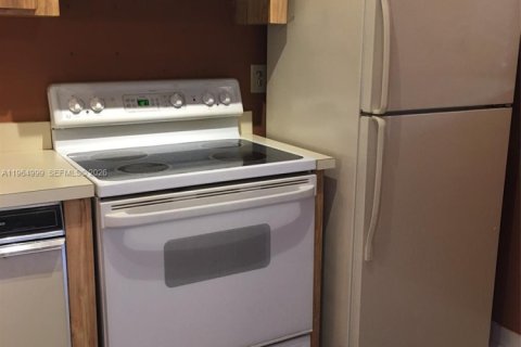 Condominio en alquiler en Miami, Florida, 2 dormitorios, 71.53 m2 № 2026354 - foto 3