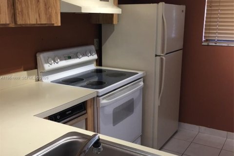 Condominio en alquiler en Miami, Florida, 2 dormitorios, 71.53 m2 № 2026354 - foto 4