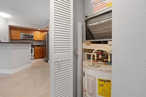 Copropriété à louer à Sunrise, Floride: 2 chambres, 98.94 m2 № 1996515 - photo 9