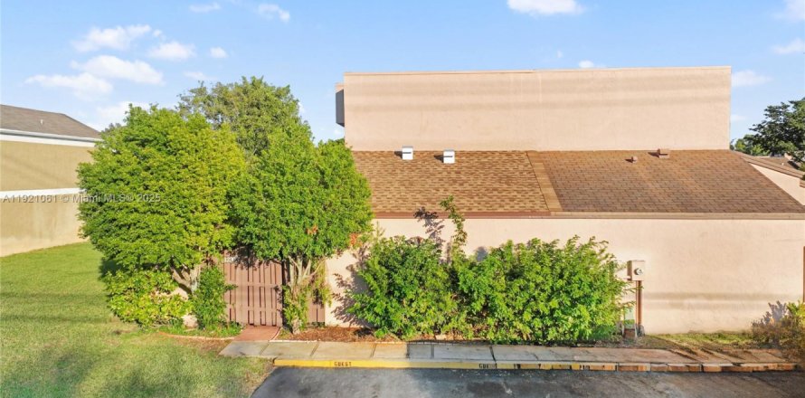 Condominio en Pembroke Pines, Florida, 2 dormitorios  № 1975647