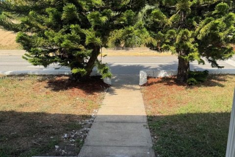 Casa en alquiler en South Daytona, Florida, 2 dormitorios № 1970989 - foto 1