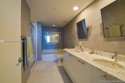 Condo in Miami, Florida, 2 bedrooms  № 1488337 - photo 14