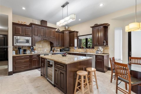 House in Sunny Isles Beach, Florida 5 bedrooms, 422.24 sq.m. № 2078251 - photo 14