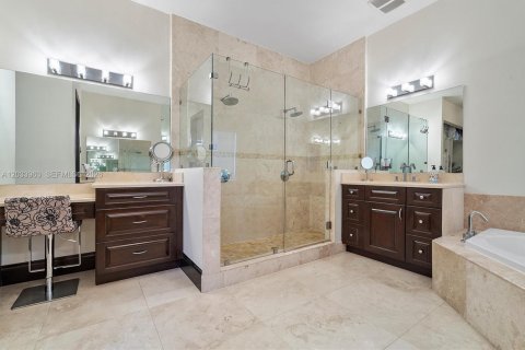 House in Sunny Isles Beach, Florida 5 bedrooms, 422.24 sq.m. № 2078251 - photo 29