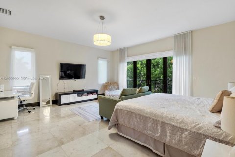 House in Sunny Isles Beach, Florida 5 bedrooms, 422.24 sq.m. № 2078251 - photo 27