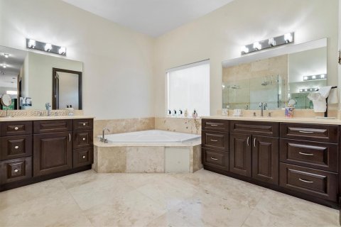 House in Sunny Isles Beach, Florida 5 bedrooms, 422.24 sq.m. № 2078251 - photo 28