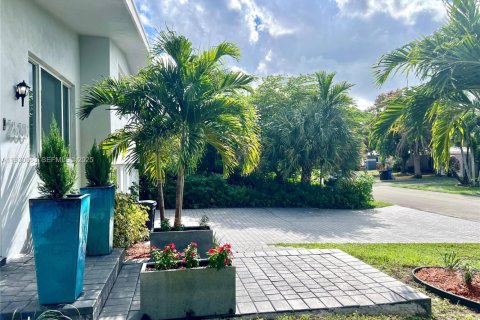 Снять в аренду виллу или дом в Форт-Лодердейл, Флорида 4 спальни, 163.97м2, № 1989442 - фото 12