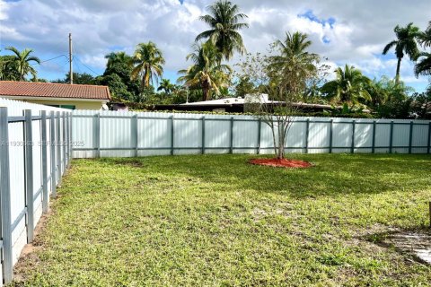 Снять в аренду виллу или дом в Форт-Лодердейл, Флорида 4 спальни, 163.97м2, № 1989442 - фото 15