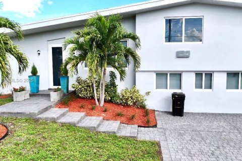 Снять в аренду виллу или дом в Форт-Лодердейл, Флорида 4 спальни, 163.97м2, № 1989442 - фото 8