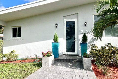 Снять в аренду виллу или дом в Форт-Лодердейл, Флорида 4 спальни, 163.97м2, № 1989442 - фото 11