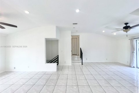 House in Cutler Bay, Florida 3 bedrooms, 293.76 sq.m. № 2030647 - photo 23