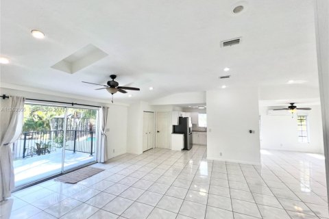 House in Cutler Bay, Florida 3 bedrooms, 293.76 sq.m. № 2030647 - photo 13