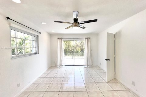 House in Cutler Bay, Florida 3 bedrooms, 293.76 sq.m. № 2030647 - photo 10