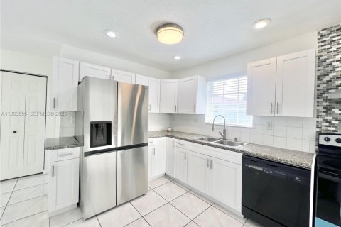 House in Cutler Bay, Florida 3 bedrooms, 293.76 sq.m. № 2030647 - photo 29