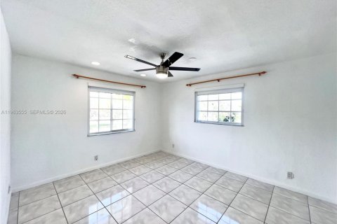 House in Cutler Bay, Florida 3 bedrooms, 293.76 sq.m. № 2030647 - photo 18