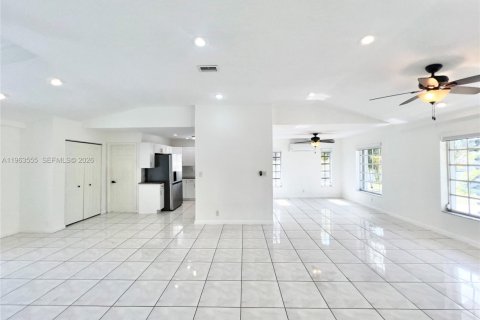 House in Cutler Bay, Florida 3 bedrooms, 293.76 sq.m. № 2030647 - photo 4