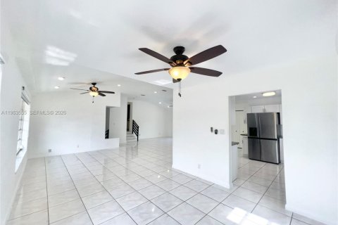 House in Cutler Bay, Florida 3 bedrooms, 293.76 sq.m. № 2030647 - photo 15