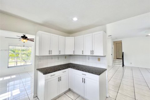 House in Cutler Bay, Florida 3 bedrooms, 293.76 sq.m. № 2030647 - photo 28