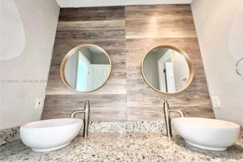 House in Cutler Bay, Florida 3 bedrooms, 293.76 sq.m. № 2030647 - photo 24