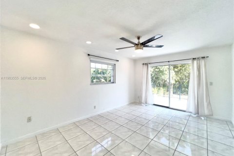 House in Cutler Bay, Florida 3 bedrooms, 293.76 sq.m. № 2030647 - photo 9