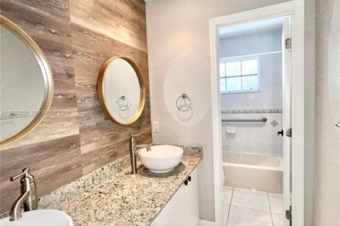 House in Cutler Bay, Florida 3 bedrooms, 293.76 sq.m. № 2030647 - photo 7