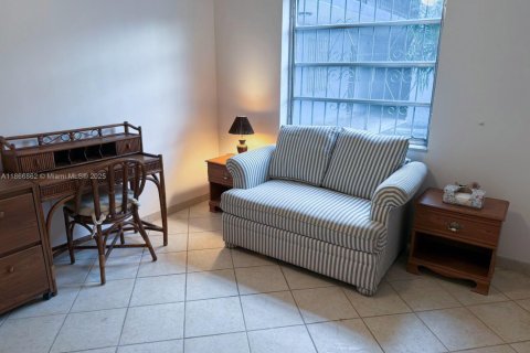 Condo in Miami, Florida, 2 bedrooms  № 1930436 - photo 9