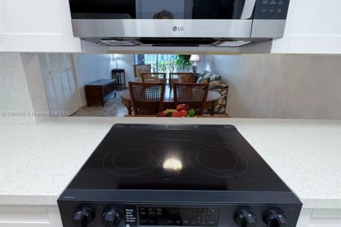 Condo in Miami, Florida, 2 bedrooms  № 1930436 - photo 6