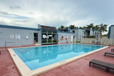 Condo in Miami, Florida, 2 bedrooms  № 1930436 - photo 1
