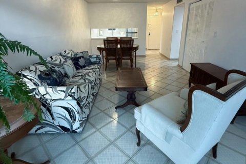 Condo in Miami, Florida, 2 bedrooms  № 1930436 - photo 3
