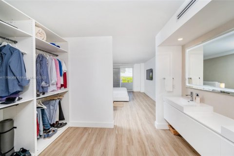 Condo in Key Biscayne, Florida, 2 bedrooms  № 1863138 - photo 16