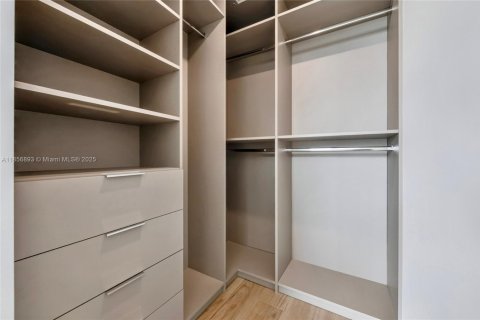 Condo in Miami, Florida, 3 bedrooms  № 1881477 - photo 8