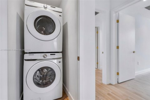Condo in Miami, Florida, 3 bedrooms  № 1881477 - photo 18