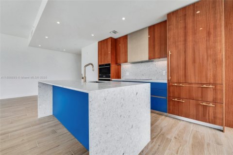 Condo in Miami, Florida, 3 bedrooms  № 1881477 - photo 4