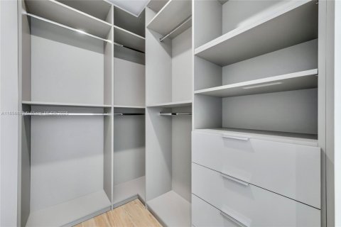 Condo in Miami, Florida, 3 bedrooms  № 1881477 - photo 12