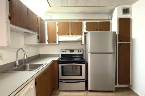 Condo in Lauderdale Lakes, Florida, 1 bedroom  № 1940172 - photo 17