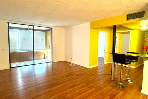 Condo in Lauderdale Lakes, Florida, 1 bedroom  № 1940172 - photo 8