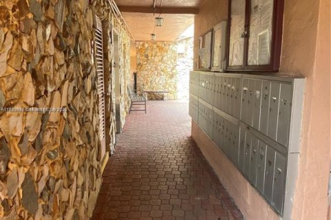 Condo in Lauderdale Lakes, Florida, 1 bedroom  № 1940172 - photo 6