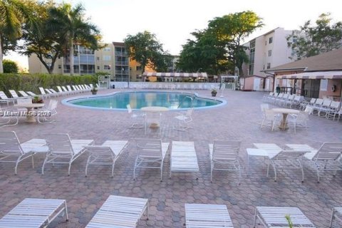 Condo in Lauderdale Lakes, Florida, 1 bedroom  № 1940172 - photo 4