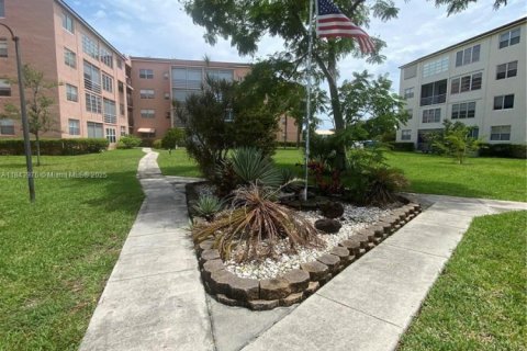 Condo in Lauderdale Lakes, Florida, 1 bedroom  № 1940172 - photo 1