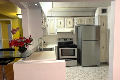 Condo in Lauderdale Lakes, Florida, 1 bedroom  № 1940172 - photo 10