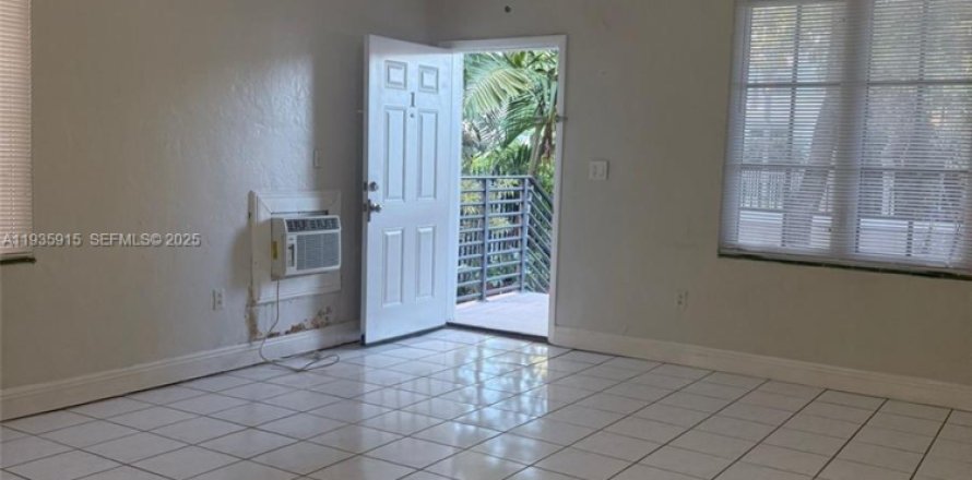 Apartment in Miami Beach, Florida 1 bedroom, 83.61 sq.m. № 1994001