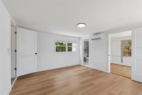 House in Saint Petersburg, Florida 3 bedrooms, 114.73 sq.m. № 2230570 - photo 12