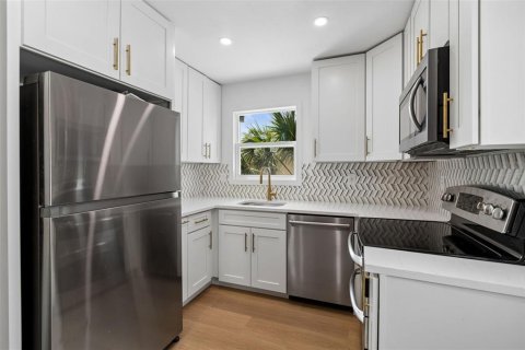 House in Saint Petersburg, Florida 3 bedrooms, 114.73 sq.m. № 2230570 - photo 5